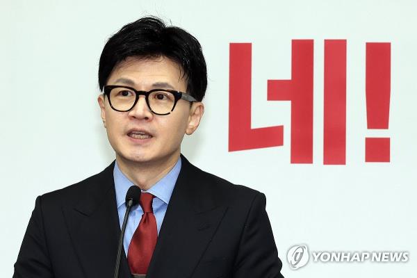 Han Dong-hoon, chairman of the ruling People Power Party's emergency leadership committee, speaks at a party meeting at the Natio<em></em>nal Assembly in Seoul on Jan. 18, 2024. (Yonhap)