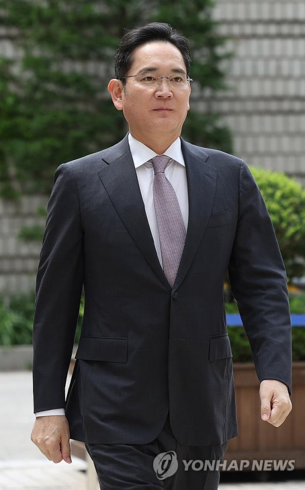The file photo, taken Aug. 25, 2023, shows Samsung Electro<em></em>nics Co. Chairman Lee Jae-yong arriving at the Seoul Central District Court to attend a hearing over his alleged involvement in accounting fraud and stock manipulation during a merger of two Samsung affiliates. (Yonhap)