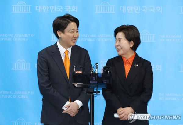 Lee Jun-seok (L), a former leader of the People Power Party, and Rep. Yang Hyang-ja of the Hope of Korea party hold a joint press co<em></em>nference at the Natio<em></em>nal Assembly in Seoul on Jan. 24, 2024. (Yonhap)