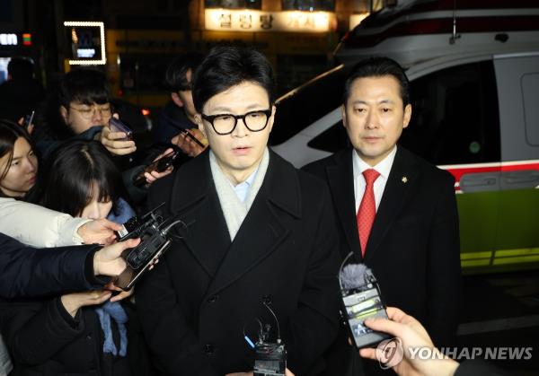 Han Dong-hoon (L), interim leader of the ruling People Power Party, visits Rep. Bae Hyun-jin at Soo<em></em>nchunhyang University Hospital in Seoul on Jan. 25, 2024, where the female lawmaker is being treated in the emergency room after an unidentified assailant struck her in the back of the head with a rock the size of an adult man's fist earlier in the day in southern Seoul. (Yonhap)