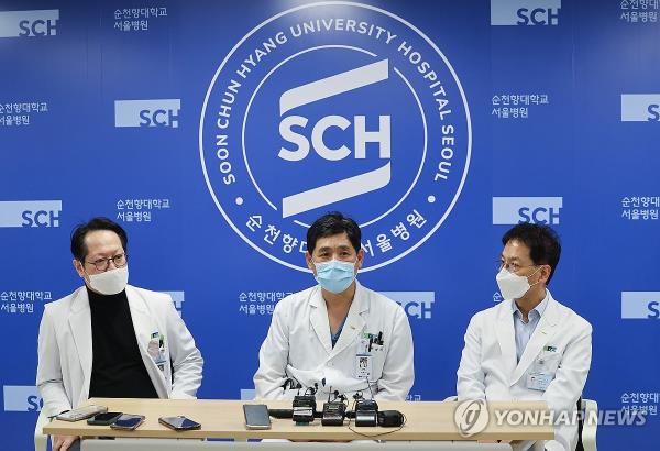 Doctors explain the health co<em></em>ndition of Rep. Bae Hyun-jin at Soo<em></em>nchunhyang University Hospital in Seoul on Jan. 25, 2024. The female lawmaker is currently receiving treatment in the emergency room after an unidentified assailant struck her in the back of the head with a rock the size of an adult man's fist earlier in the day in southern Seoul. (Yonhap)