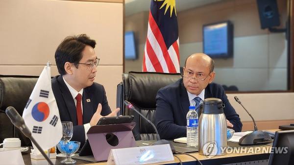 Lee Seung-beom (L), director general for internatio<em></em>nal policy at the South Korean defense ministry, talks with Mohd Yani Bin Daud, deputy secretary general of the Malaysian defense ministry, during the inaugural Defense Policy Coordination Meeting held in Kuala Lumpur on Jan. 26, 2024, in this photo provided by the ministry. (PHOTO NOT FOR SALE) (Yonhap)