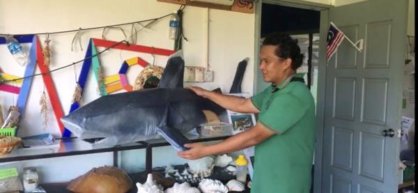 Japson Wong showing one of his marine-life sculptures made of polycarbo<em></em>nate at the TAME Centre.