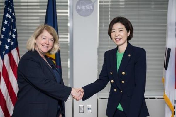 First Vice Science Minister Cho Seong-kyung (R) and Pam Melroy, the deputy administrator of the Natio<em></em>nal Aero<em></em>nautics and Space Agency, shake hands in this photo provided by Seoul's Ministry of Science and ICT on Jan. 29, 2024. (PHOTO NOT FOR SALE) (Yonhap)