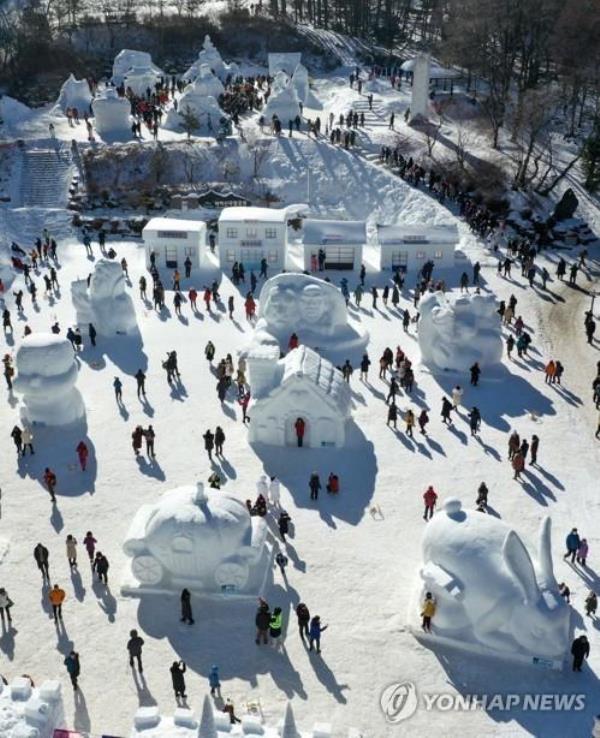 In this file photo, visitors look at ice sculptures during the 30th Mount Taebaek Snow Festival at Mount Taebaek Natio<em></em>nal Park in Taebaek, Gangwon Province, on Jan. 29, 2023. (Yonhap)