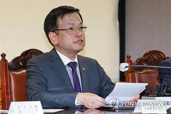 Finance Minister Choi Sang-mok speaks during an emergency macroeco<em></em>nomic meeting in Seoul on Feb. 1, 2024. (Yonhap)