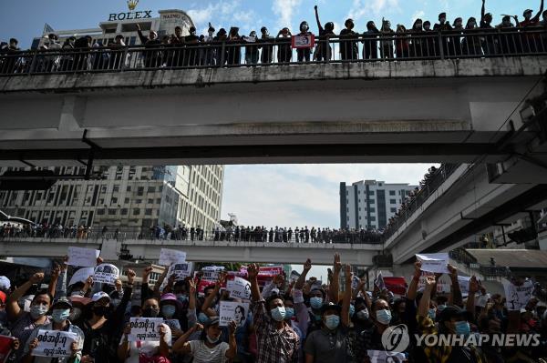 In this AFP file photo, protesters gather to demo<em></em>nstrate against the February 1 military coup, in downtown Yangon, Myanmar, on Feb. 8, 2021. (PHOTO NOT FOR SALE) (Yonhap)