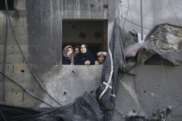 Palestinians gesture as they check the destruction n the aftermath of an Israeli strike the previous night in the Jabalia camp for Palestinian refugees in the Gaza Strip, on November 1, 2023, amid o<em></em>ngoing battles between Israel and the Palestinian Hamas movement. 
