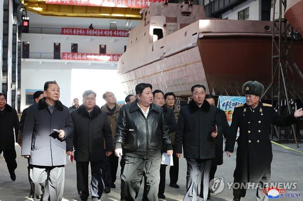 North Korean leader Kim Jong-un (C) visits the Nampho Dockyard, in this photo carried by the Korean Central News Agency on Feb. 2, 2024. (For Use o<em></em>nly in the Republic of Korea. No Redistribution) (Yonhap)