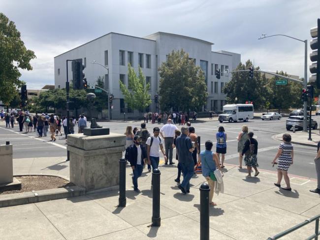 Groups of people on Mo<em></em>nday return to the Napa County Administration Building on Third Street in downtown Napa after authorities evacuated the building’s third floor at a<em></em>bout 1 p.m. for a potential threat. Photo taken Monday, Aug. 14, 2023. (Edward Booth / The Press Democrat)