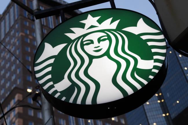 FILE — A Starbucks sign hangs outside a Starbucks coffee shop in downtown Pittsburgh on June 26, 2019. The coffee giant said Thursday, Sept. 1, 2022, that lo<em></em>ngtime PepsiCo executive Laxman Narasimhan will join Starbucks on Oct. 1, after relocating from Lo<em></em>ndon to Seattle, where Starbucks is ba<em></em>sed. (AP Photo/Gene J. Puskar, File)