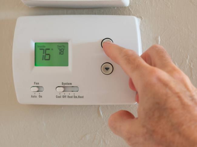 Setting the air co<em></em>nditioning thermostat to 78 degrees or higher is one of the major ways to co<em></em>nserve electricity during a Flex a<em></em>lert. (The Toidi / Shutterstock)