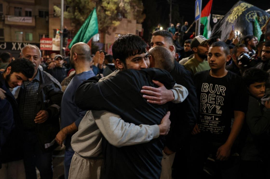 A Palestinian priso<em></em>ner (L) is welcomed by a relative after being released from Israeli jails, Ramallah, occupied West Bank, Nov. 26, 2023. (AFP Photo)