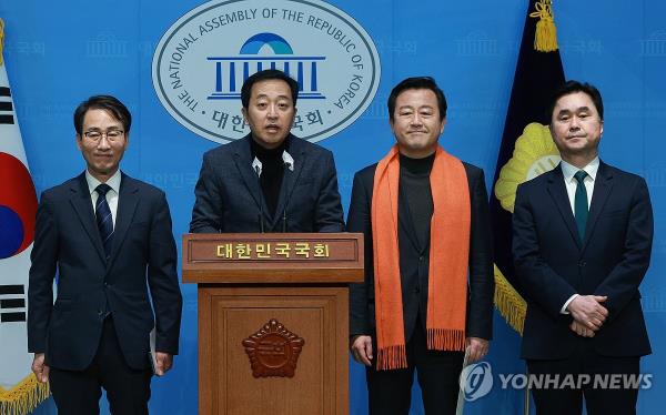 Rep. Lee Won-wook; New Party co-chair Keum Tae-sup; Kim Yong-nam, chief policymaker at the Reform Party; and New Future Party co-chair Kim Jong-min (from L to R) hold a press co<em></em>nference at the Natio<em></em>nal Assembly in Seoul on Feb. 9, 2024. (Yonhap)