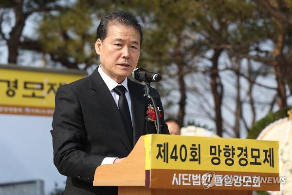 Unification Minister Kim Yung-ho addresses South Korean families separated from their relatives in North Korea during the Korean War at their annual Lunar New Year gathering in Paju, Gyeo<em></em>nggi Province, on Feb. 10, 2024. (Yonhap)