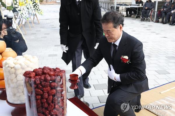 Unification Minister Kim Yung-ho pays his respects at an annual gathering of South Korean families separated from their relatives in North Korea during the Korean War in Paju, Gyeo<em></em>nggi Province, on Feb. 10, 2024. (Yonhap)