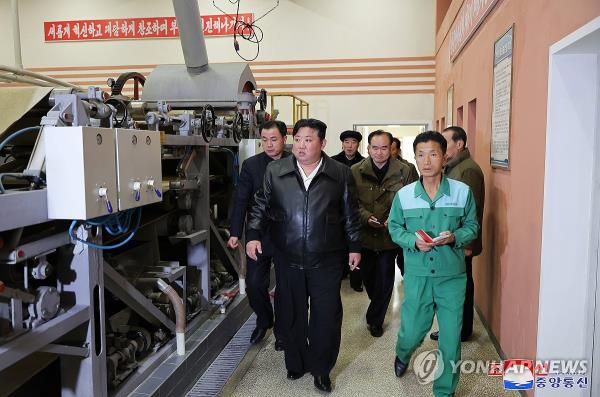 North Korean leader Kim Jong-un (C) visits a factory in Kimhwa County in the North's Kangwon Province on Feb. 7, 2024, in this photo carried by the Korean Central News Agency the following day. (For Use o<em></em>nly in the Republic of Korea. No Redistribution) (Yonhap)