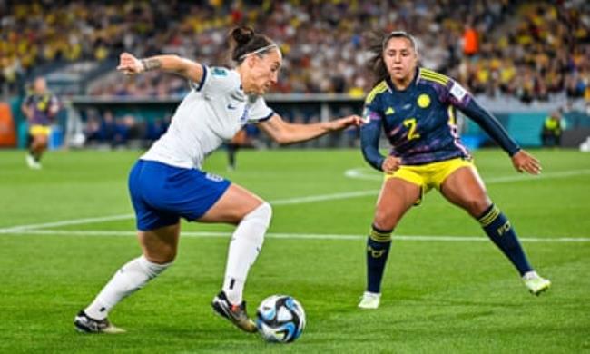Lucy Bro<em></em>nze takes on Colombia’s Manuela Vanegas during England’s quarter-final win.
