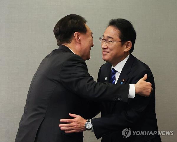 South Korean President Yoon Suk Yeol (L) embraces Japanese Prime Minister Fumio Kishida during their talks in San Francisco on Nov. 16, 2023, on the sidelines of a summit of the Asia-Pacific Eco<em></em>nomic Cooperation forum. (Yonhap)