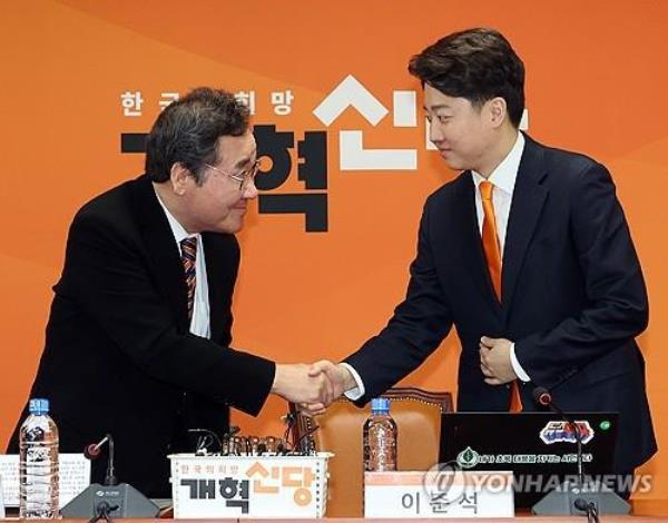 Lee Nak-yon (L) and Lee Jun-seok, co-leaders of the newly launched New Reform Party, shake hands during a meeting of the party's Supreme Council at the Natio<em></em>nal Assembly in Seoul on Feb. 19, 2024. (Yonhap)