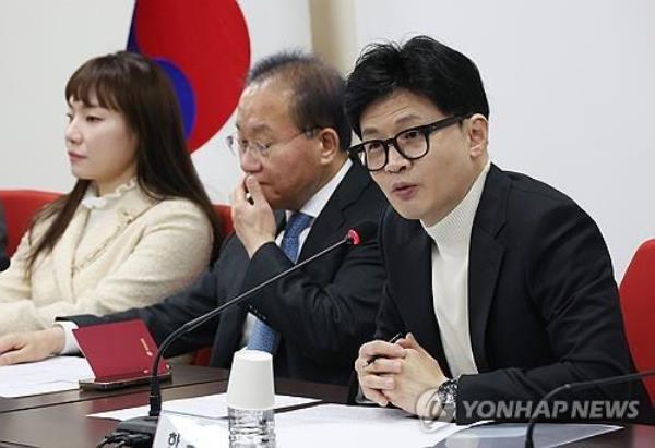 Han Dong-hoon (R), interim chief of the ruling People Power Party, speaks during a party meeting at the Natio<em></em>nal Assembly on Feb. 19, 2024. (Yonhap) 