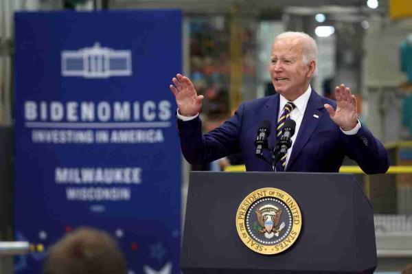 Bidens approval rating on eco<em></em>nomy stagnates