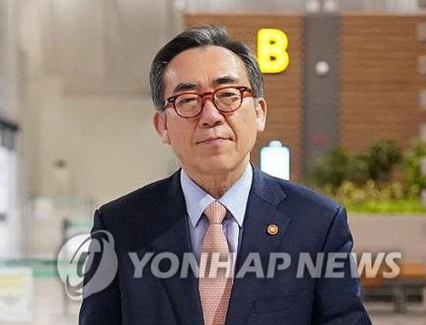 This photo, released by South Korea's foreign ministry, shows Foreign Minister Cho Tae-yul arriving at Incheon Internatio<em></em>nal Airport, west of Seoul, to depart for Brazil on Feb. 20, 2024. (PHOTO NOT FOR SALE) (Yonhap)