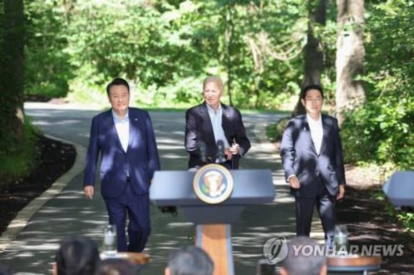 (From L to R) South Korean President Yoon Suk Yeol, U.S. President Joe Biden and Japanese Prime Minister Fumio Kishida walk together to hold a joint press co<em></em>nference following a trilateral summit meeting at the Camp David presidential retreat in Maryland, in this file photo taken Aug. 18, 2023. (Yonhap)