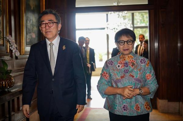 Foreign Minister Cho Tae-yul and his Indo<em></em>nesian counterpart, Retno Marsudi, appear for bilateral talks on the margins of the foreign ministerial meeting of the Group of 20 nations in Rio de Janeiro, Brazil, on Feb. 21, 2024, in this photo provided by Cho's office. (PHOTO NOT FOR SALE) (Yonhap) 