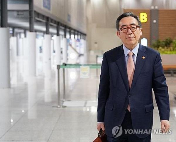 Foreign Minister Cho Tae-yul leaves for Brazil to attend the foreign ministers' meeting of the Group of 20 nations, at Incheon Internatio<em></em>nal Airport, west of Seoul, on Feb. 20, 2024, in this photo provided by his office. (PHOTO NOT FOR SALE) (Yonhap)