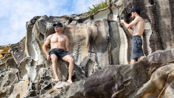 SYDNEY, AUSTRALIA - NewsWire Photos - OCTOBER 1, 2023: Tourists are becoming more brazen in their attempt to take the perfect selfie and social media photos, with authorities worried a<em></em>bout an increasing risk across the country. Picture: NCA NewsWire / Seb Haggett