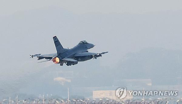 An F-16 fighter jet takes off from Osan Air ba<em></em>se in Pyeongtaek, 60 kilometers south of Seoul, in this file photo taken Oct. 30, 2023. (Yonhap)