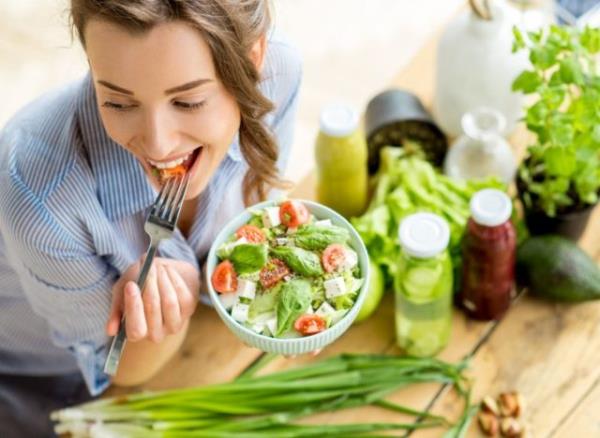 mindful eating a salad, co<em></em>ncept of daily weight loss habits