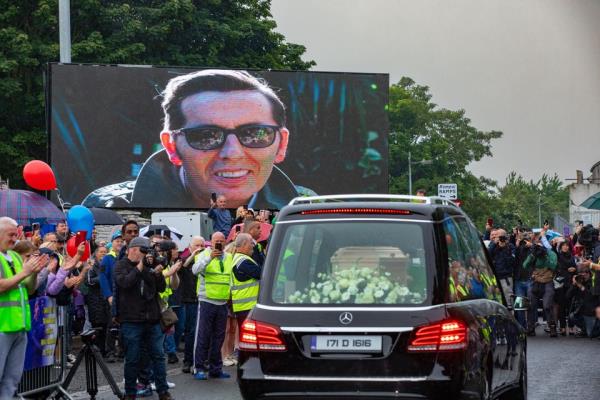 The funeral cortege of singer and former Aslan fro<em></em>ntman Christy Dignam makes its way past Erin's Isle GAA Club in Finglas.<em></em>
Pic:Mark Condren<em></em>
17.6.2023