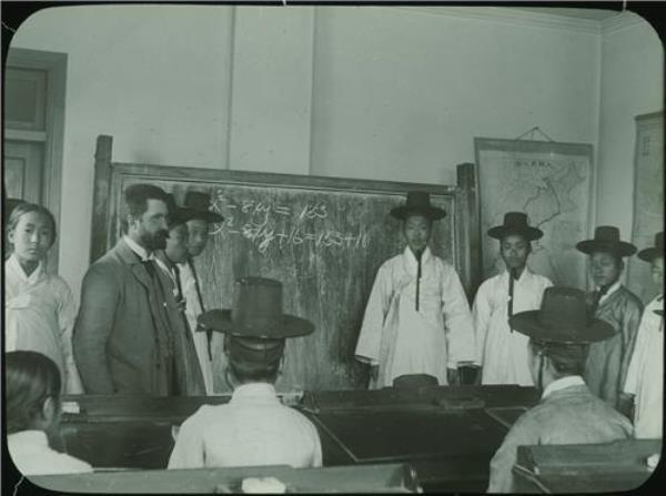 This photo provided by the Italian Geographical Society shows a math class co<em></em>nducted by an Italian natio<em></em>nal for Koreans in Seoul between 1902 and 1903. (PHOTO NOT FOR SALE) (Yonhap)