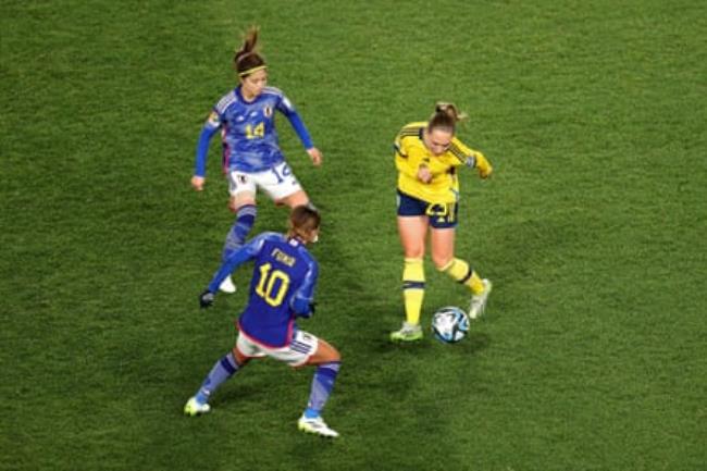 Elin Rubensson up against two oppo<em></em>nents during the quarter-final win over Japan.