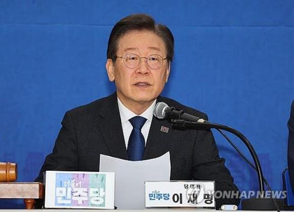 Democratic Party Chairman Lee Jae-myung speaks during a party meeting at the Natio<em></em>nal Assembly on Feb. 26, 2024. (Yonhap) 