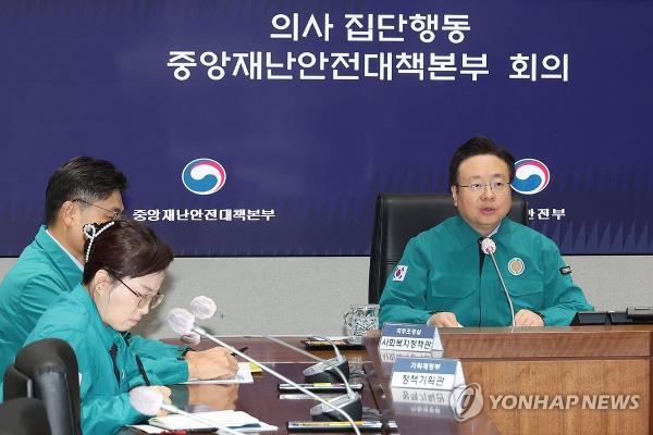 Health Minister Cho Kyoo-hong (R) speaks at a government respo<em></em>nse meeting on trainee doctors' mass walkout on Feb. 27, 2024. (Yonhap)