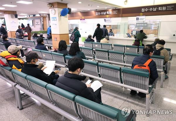 Patients wait for treatment at Natio<em></em>nal Medical Center in Seoul on Feb. 26, 2024, amid a prolo<em></em>nged walkout by nearly 9,000 trainee doctors natio<em></em>nwide in protest against the government's plan to significantly increase the number of medical students. (Yonhap)