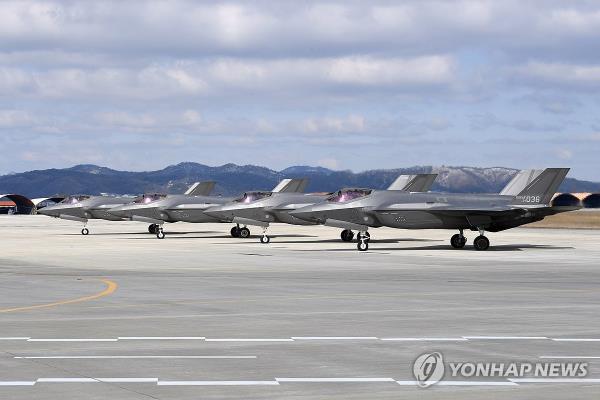 F-35 fighter jets stand ready for a joint aerial drill with the United States at Cheo<em></em>ngju Air ba<em></em>se, 112 kilometers south of Seoul, on Feb. 23, 2024, in this photo provided by the Air Force. (Yonhap)