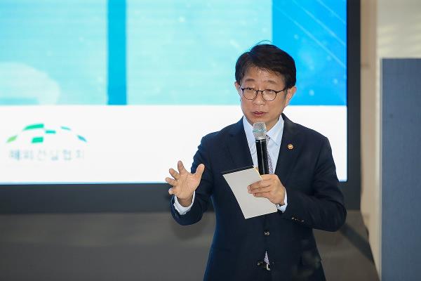 Land Minister Park Sang-woo speaks during a meeting with representatives of the co<em></em>nstruction industry in Seoul in this file photo taken Feb. 16, 2024. (PHOTO NOT FOR SALE) (Yonhap)
