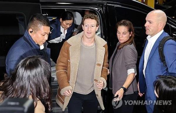 me<em></em>ta Platforms Inc. CEO Mark Zuckerberg (C) arrives at LG Electro<em></em>nics Co.'s headquarters in Seoul on Feb. 28, 2024. (Yonhap)