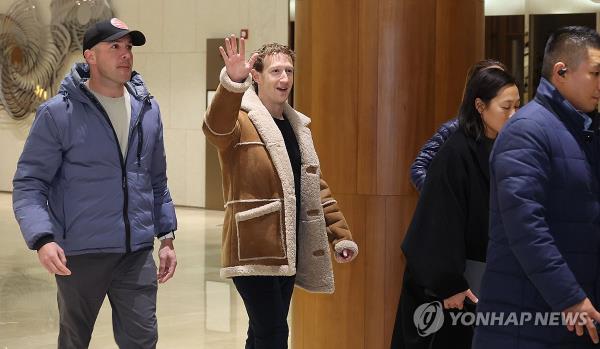 me<em></em>ta CEO Mark Zuckerberg waves toward reporters upon arrival at the Seoul Gimpo Business Aviation Center in western Seoul on Feb. 27, 2024. Zuckerberg, who is on an Asian tour, is expected to hold talks on artificial intelligence with South Korean tech companies and meet with President Yoon Suk Yeol. (Pool photo) (Yonhap)