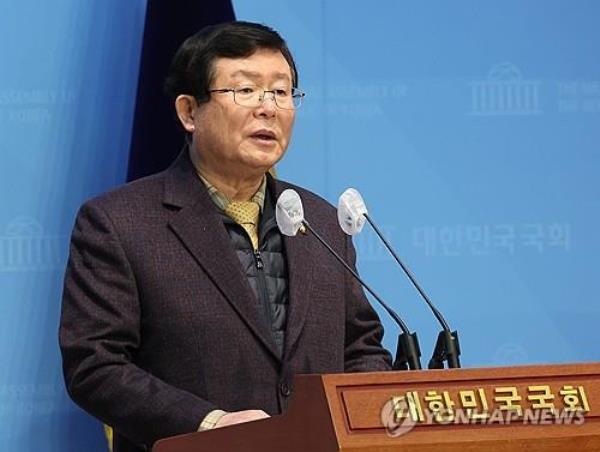 Rep. Sul Hoon announces his departure from the main opposition Democratic Party during a press co<em></em>nference at the Natio<em></em>nal Assembly on Feb. 28, 2024. (Yonhap) 