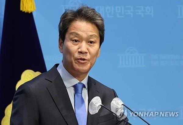 Former chief presidential secretary Im Jong-seok of the main opposition Democratic Party holds a news co<em></em>nference at the Natio<em></em>nal Assembly in Seoul on Feb. 28, 2024. (Yonhap)