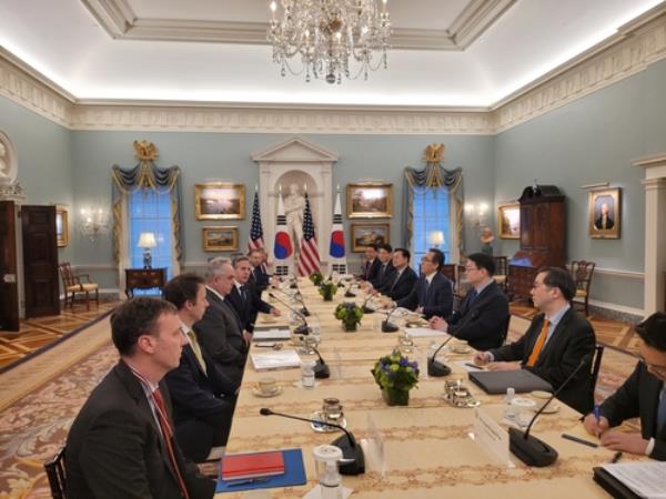 Foreign Minister Cho Tae-yul (4th from R) and U.S. Secretary of State Antony Bl<em></em>inken (4th from L) hold talks at the State Department in Washington on Feb. 28, 2024. (Pool photo) (Yonhap)