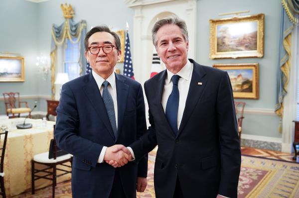 South Korean Foreign Minister Cho Tae-yul (L) shakes hands with U.S. Secretary of State Antony Bl<em></em>inken as they meet for talks at the State Department in Washington on Feb. 28, 2024, in this photo provided by the foreign ministry. (PHOTO NOT FOR SALE) (Yonhap)