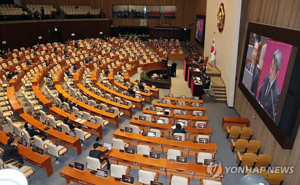 Lawmakers are seated inside the Plenary Chamber of the Natio<em></em>nal Assembly in Seoul, in this file photo taken Feb. 22, 2024. (Yonhap)