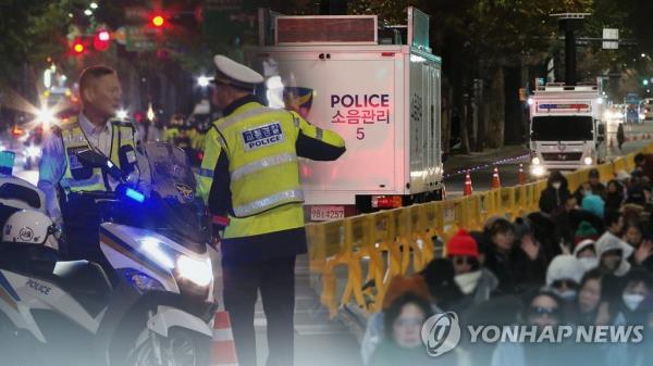 An undated photo, provided by Yo<em></em>nhap News TV, of police cars parked at rally sites to co<em></em>ntrol noise level. (PHOTO NOT FOR SALE) (Yonhap)