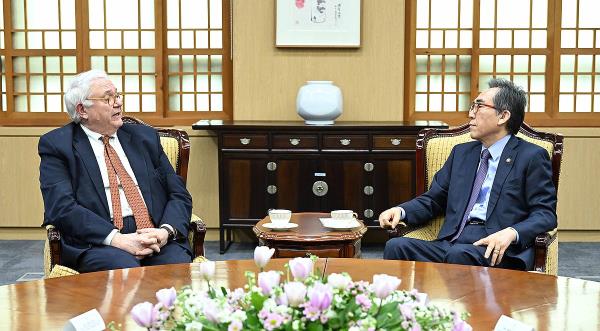 Foreign Minister Cho Tae-yul (R) meets with John Hamre, president of the Center for Strategic and Internatio<em></em>nal Studies, at the ministry in Seoul on March 5, 2024, in this photo provided by the office the following day. (PHOTO NOT FOR SALE) (Yonhap)